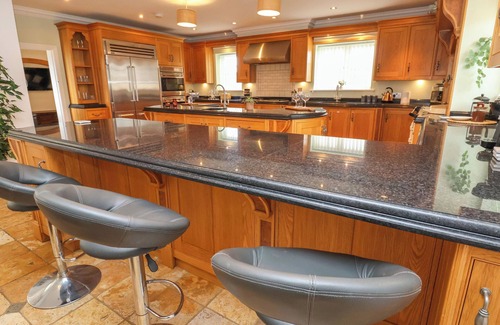 Overton-on-dee House | THE WING, pet friendly, luxury holiday cottage in Bangor-On-Dee