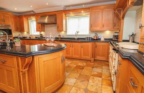 Overton-on-dee House | THE WING, pet friendly, luxury holiday cottage in Bangor-On-Dee