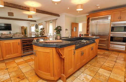 Overton-on-dee House | THE WING, pet friendly, luxury holiday cottage in Bangor-On-Dee