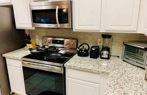 Alden Bridge House | The Woodlands House 3 Bed 2,5 Baths FREE Parking Garage Baby Crib, Kitchen, WiFi