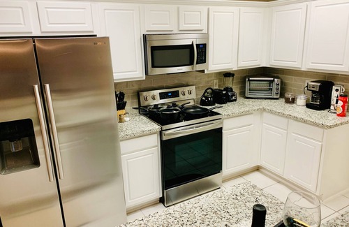 Alden Bridge House | The Woodlands House 3 Bed 2,5 Baths FREE Parking Garage Baby Crib, Kitchen, WiFi