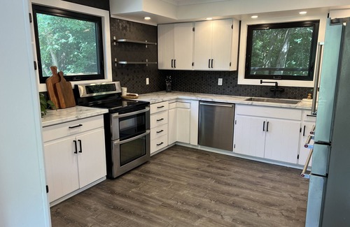 Collingwood Ski Chalet | 🌲The woodlands retreat🌲SLEEPS 20! HOT TUB! SAND VOLLEYBALL COURT