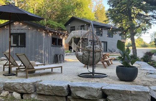 Collingwood Ski Chalet | 🌲The woodlands retreat🌲SLEEPS 20! HOT TUB! SAND VOLLEYBALL COURT