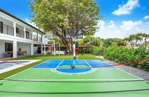 Ludlam House | The World 9bdroom Heated Pool with Mini Golf and Canal View