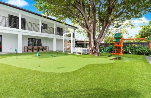 Ludlam House | The World 9bdroom Heated Pool with Mini Golf and Canal View