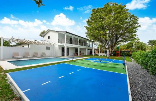 Ludlam House | The World 9bdroom Heated Pool with Mini Golf and Canal View