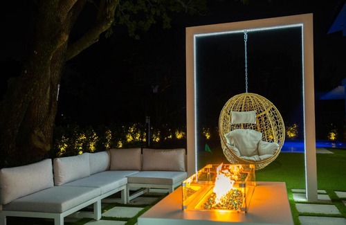 Ludlam House | The World 9bdroom Heated Pool with Mini Golf and Canal View