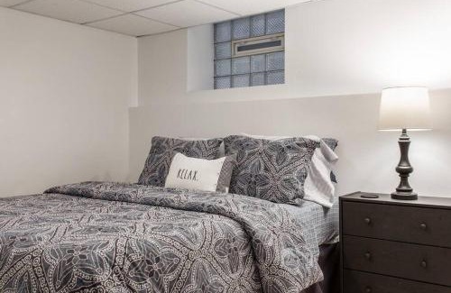 Wrigleyville Apartment | The Wrigleyville Deluxe -Steps from Wrigley Sleeps 10