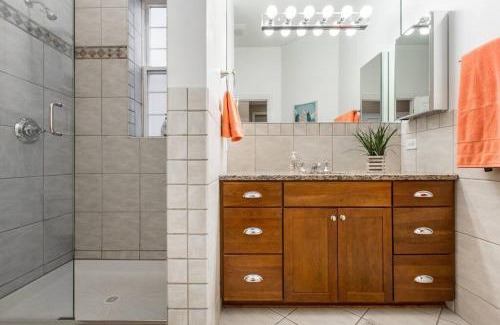 Wrigleyville Apartment | The Wrigleyville Deluxe -Steps from Wrigley Sleeps 10