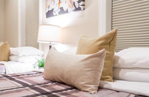 Wrigleyville Apartment | The Wrigleyville Deluxe -Steps from Wrigley Sleeps 10