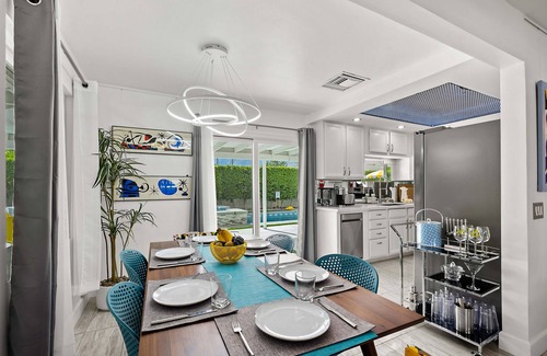Palm Springs House | The Yellow Retreat - Exclusive Cozy Escape & Pool, The Yellow Retreat 5BED/Pool/Spa/Swim-Up Bar