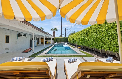 Palm Springs House | The Yellow Retreat - Exclusive Cozy Escape & Pool, The Yellow Retreat 5BED/Pool/Spa/Swim-Up Bar