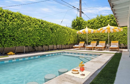 Palm Springs House | The Yellow Retreat - Exclusive Cozy Escape & Pool, The Yellow Retreat 5BED/Pool/Spa/Swim-Up Bar