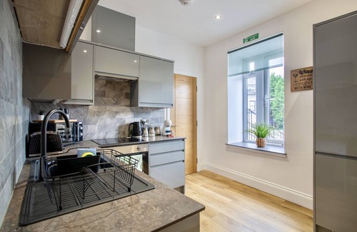 Harrogate City Centre Apartment | The Yorkshire Crown - Luxury | FREE Parking Nearby