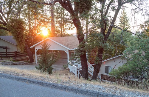 Groveland House | The Yosemite falls are flowing and the lake is full, come and enjoy.