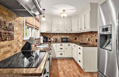 Hendersonville House | The Zen Den-Beautiful Home/Gardens/Walk to Downtown/Gas BBQ/Hot Tub/Fire Pitn