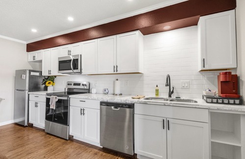 Northgate Apartment | The Zone: Blocks from Texas A&M, Comfy King Bed