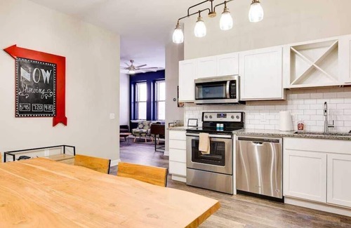 Downtown Louisville Condo | Theatre District, Gym Access, Free Parking