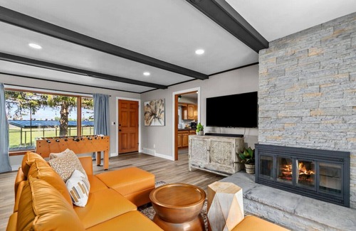 Appleton House | Theatre Room|Firepit|Grill|Waffle bar|Pets!