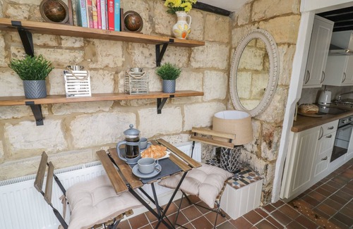 Winchcombe Cottage | THIMBLE COTTAGE, pet friendly, with open fire in Winchcombe