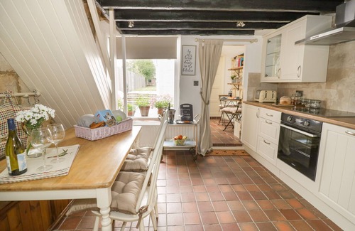 Winchcombe Cottage | THIMBLE COTTAGE, pet friendly, with open fire in Winchcombe