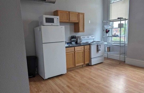 Benton Park West Apartment | Third Floor King Bed w/Off-Street Parking Near SSM/Children's Hospital