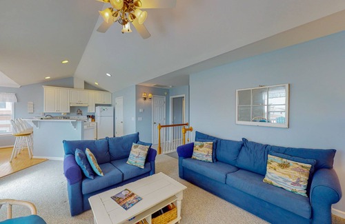 Surf City House | Third-row home near golf with beach access, W/D, deck, AC, hot tub