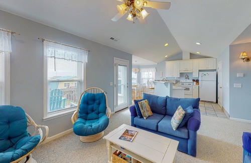 Surf City House | Third-row home near golf with beach access, W/D, deck, AC, hot tub