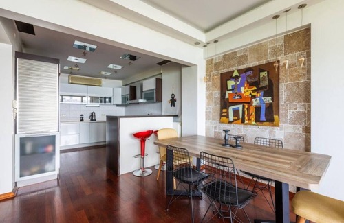 Uskudar Apartment | This apartment is a 2 bedroom(s), 1 bathrooms, located in Üsküdar, İstanbul.