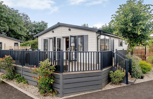 Honiton Ski Chalet | This boutique stylish lodge has one master double with en suite shower room.