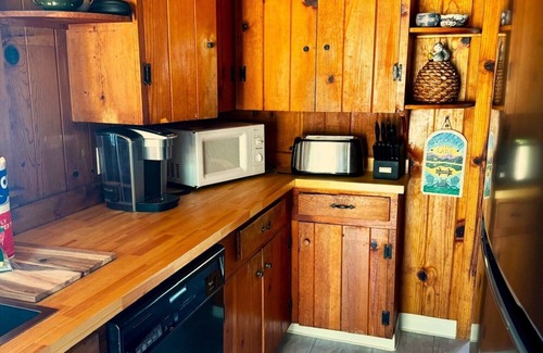 Bass Lake Cabin | This cabin is a 5 bedroom(s), 2.5 bathrooms, located in Bass Lake, CA.