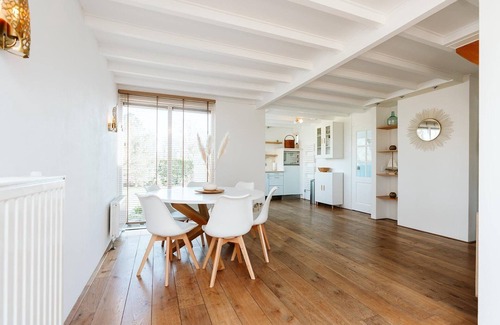 Ouddorp House | This cozy bungalow offers the perfect mix of tranquility and comfort in a green setting. The ideal place for a relaxing holiday near the beach.