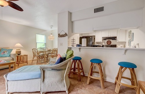 Fernandina Beach House | This cozy cottage duplex is one street from the Ocean, and very near to Beach Access.