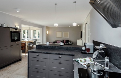 Großmorsum House | This exclusive end-unit house under thatch combines modern style with fries