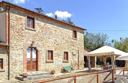 Castiglion Fiorentino House | This former farmhouse is located on a small hill about 3 km from Castiglion Fiorentino.