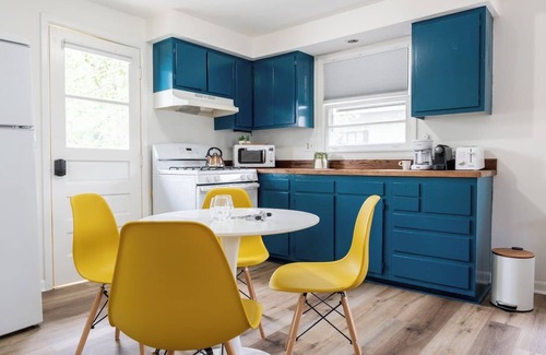 Lincoln Park House | This guest house is a 1 bedroom(s), 1 bathrooms, located in Kingston, NY.