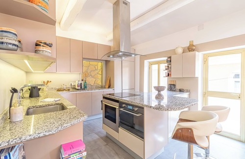 Beausoleil House | This house is a 2 bedroom(s), 1 bathrooms, located in Beausoleil, Provence-Alpes-Côte d'Azur.