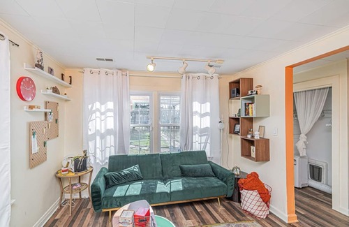 Oak Park House | This house is a 2 bedroom(s), 1 bathrooms, located in Oak Park, IL.