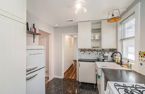 Oak Park House | This house is a 2 bedroom(s), 1 bathrooms, located in Oak Park, IL.