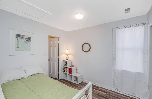 Oak Park House | This house is a 2 bedroom(s), 1 bathrooms, located in Oak Park, IL.