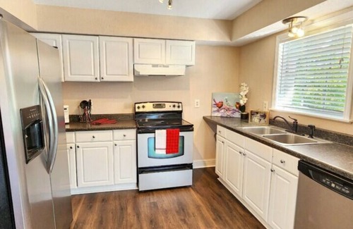Shoreline Park House | This house is a 3 bedroom(s), 2 bathrooms, located in Bay St. Louis, MS.