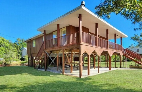 Shoreline Park House | This house is a 3 bedroom(s), 2 bathrooms, located in Bay St. Louis, MS.