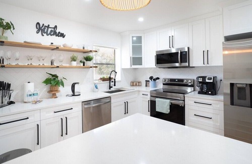 Meadowlawn House | This house is a 4 bedroom(s), 2 bathrooms, located in St. Petersburg, FL.