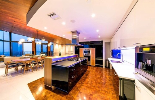 Hollywood Hills House | This house is a 5 bedroom(s), 5 bathrooms, located in Los Angeles, CA.