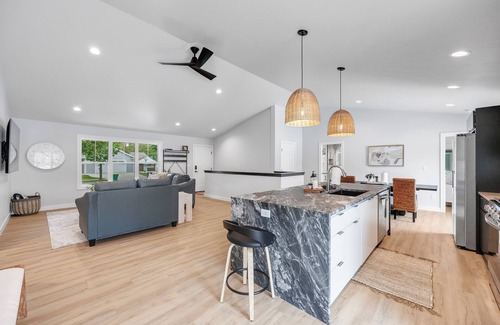 Green Bay House | This house is a 6 bedroom(s), 3 bathrooms, located in Green Bay, WI.
