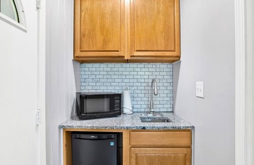 East Pensacola Heights House | This house is a 6 bedroom(s), 3 bathrooms, located in Pensacola, FL.