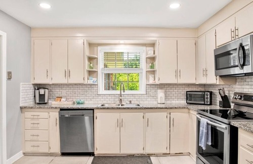 East Pensacola Heights House | This house is a 6 bedroom(s), 3 bathrooms, located in Pensacola, FL.