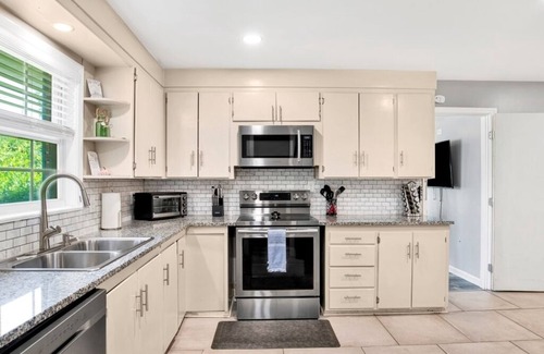 East Pensacola Heights House | This house is a 6 bedroom(s), 3 bathrooms, located in Pensacola, FL.