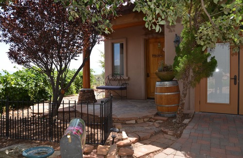 Cornville Cottage | This is an exclusive vineyard cottage, ready for a Romantic or relaxed getaway .