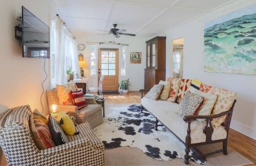 Midtown Cottage | This is not an active listing A Little Bit Country in Savannah - Monthly stays
